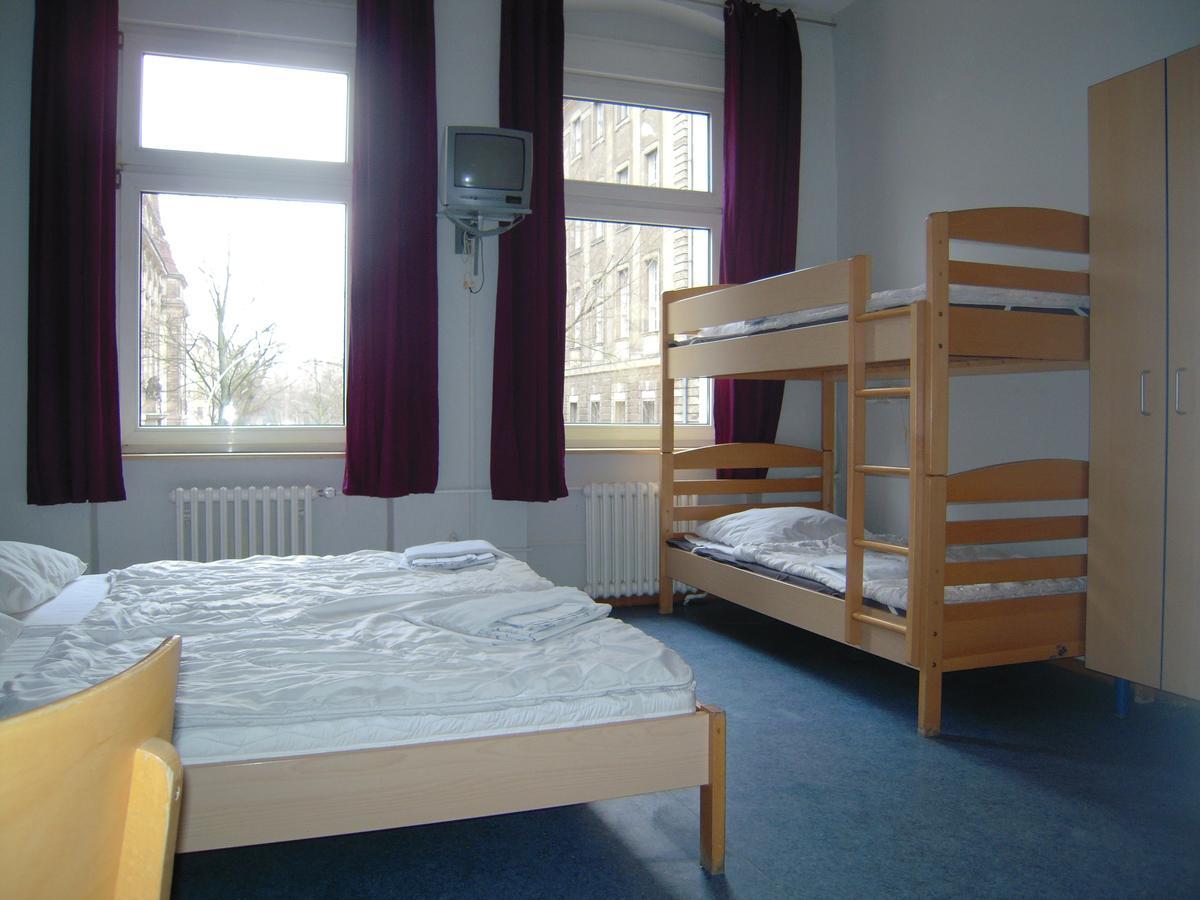 Happy Go Lucky + Schoneberg Hotel 2*