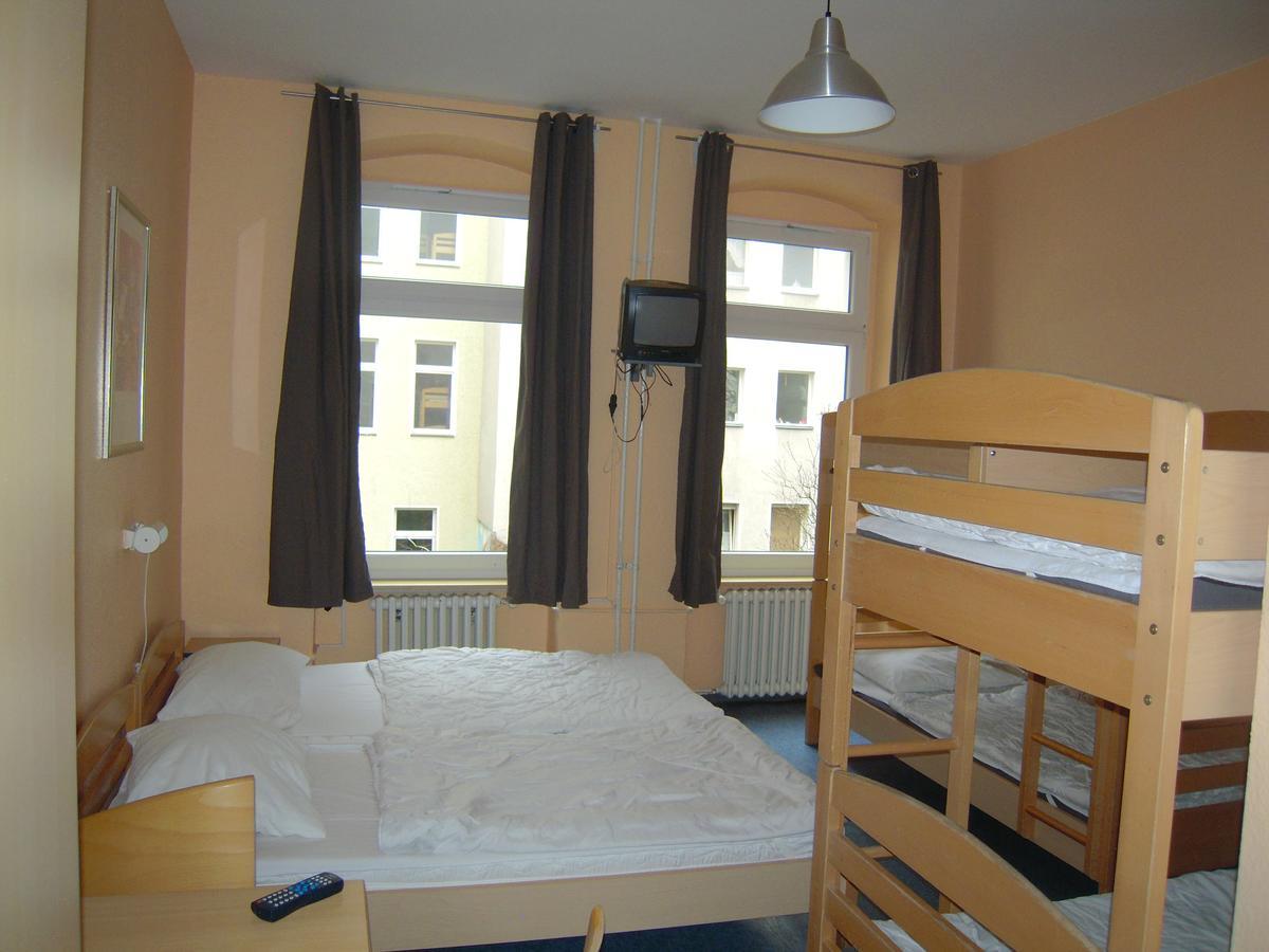 Happy Go Lucky + Schoneberg Hotel 2*